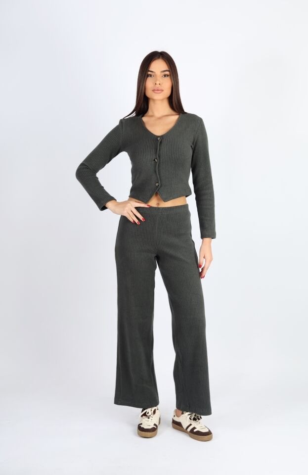 Haki Düğmeli Yelek ve Brush Boru Paça Pantolon