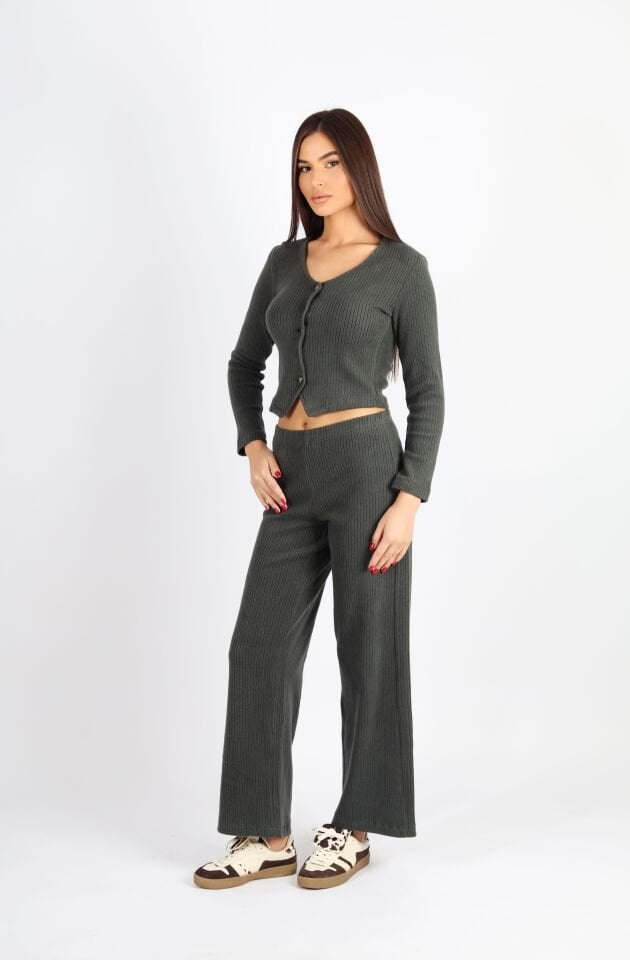 Haki Düğmeli Yelek ve Brush Boru Paça Pantolon