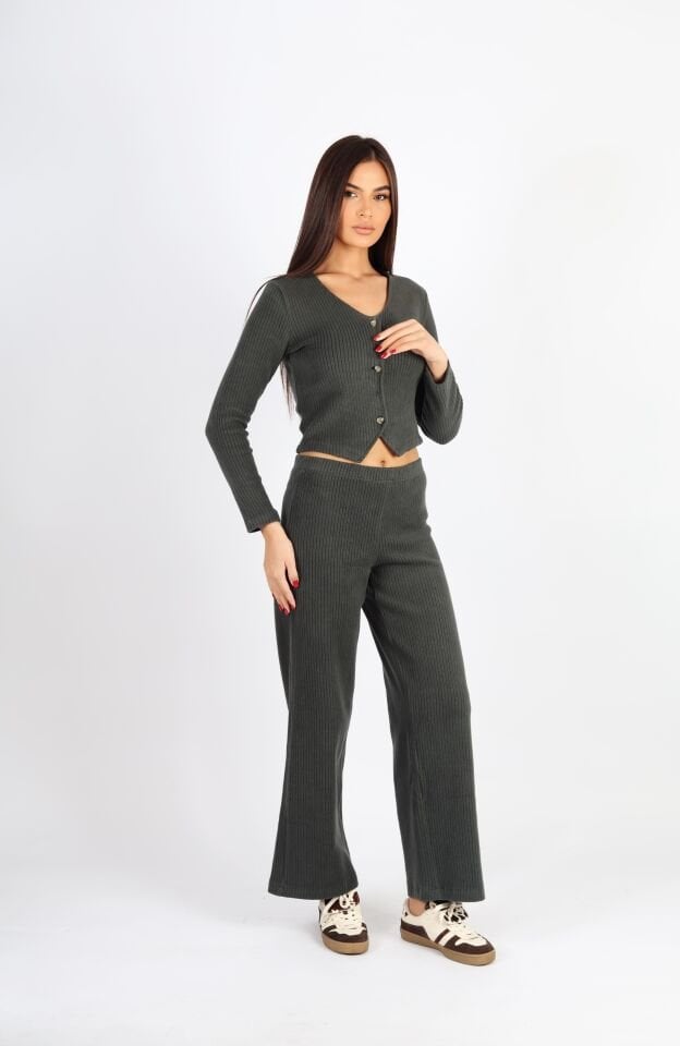 Haki Düğmeli Yelek ve Brush Boru Paça Pantolon