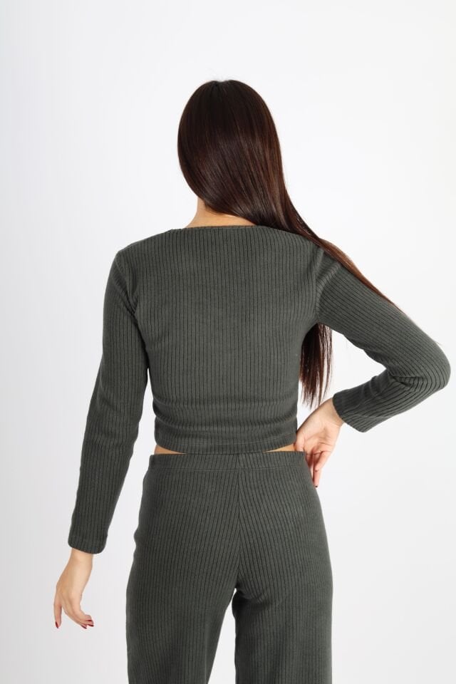 Haki Düğmeli Yelek ve Brush Boru Paça Pantolon